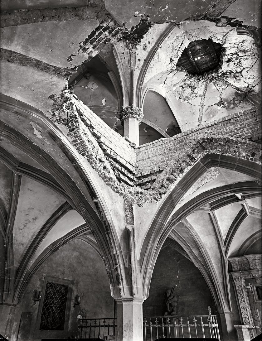 Ratusz, zniszczenia, rok 1945